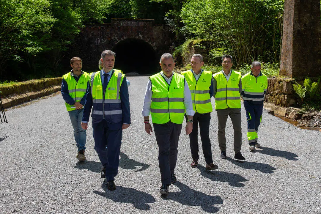 Roberto Media y Luis Mart&iacute;nez Abad visitan las obras de la nueva v&iacute;a verde de acceso al t&uacute;nel de La Enga&ntilde;a, cuya apertura est&aacute; prevista para finales de junio.
