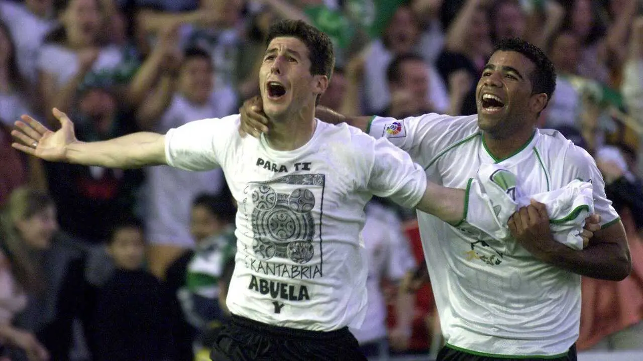 Jos&eacute; Morat&oacute;n celebra el hist&oacute;rico gol al Atl&eacute;tico de Madrid que sell&oacute; el &uacute;ltimo ascenso del Racing a Primera Divisi&oacute;n, en la temporada 2001/2002.