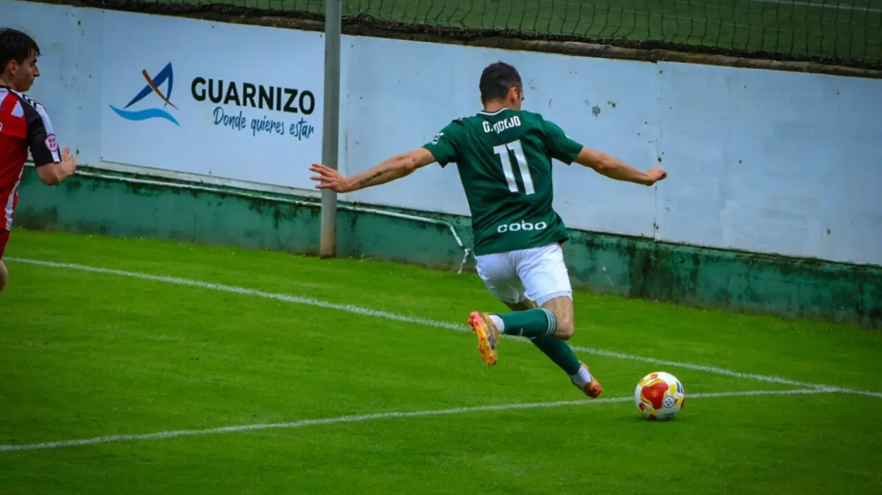 Un jugador de la Cultural de Guarnizo encara la l&iacute;nea de fondo durante el &uacute;ltimo encuentro liguero antes del hist&oacute;rico playoff de ascenso a Segunda RFEF. /