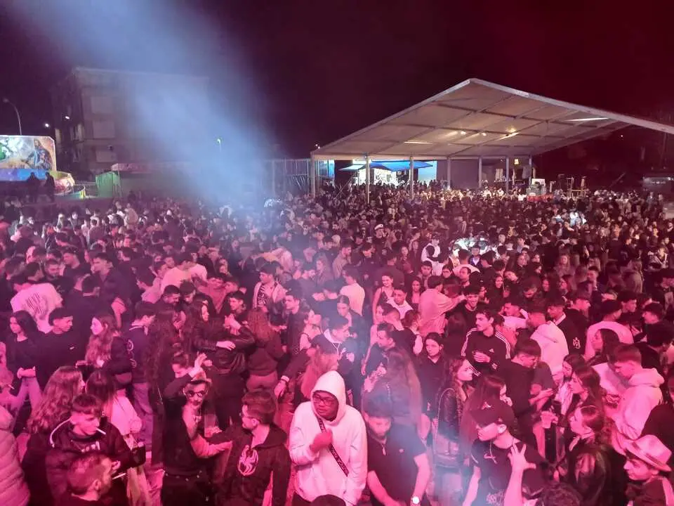 Ambiente multitudinario durante las fiestas de San Migueluco en Campuzano, donde la madrugada termin&oacute; marcada por dos apu&ntilde;alamientos y un detenido por amenazas en plena zona festiva.