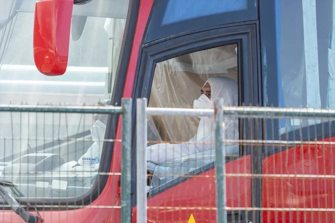 Autocares de la UME con los ciudadanos espa&ntilde;oles evacuados del crucero MV Hondius fondeado cerca del puerto de Granadilla, a 10 de mayo de 2026, en Granadilla de Abona, Tenerife, Islas Canarias (Espa&ntilde;a). El operativo de evacuaci&oacute;n del crucero MV Hondius con hantavirus est&aacute; dispuesto para comenzar las operaciones de desembarco y traslado de los pasajeros a sus respectivos pa&iacute;ses.
Fecha: 10/05/2026.

Firma: Europa Press Canarias