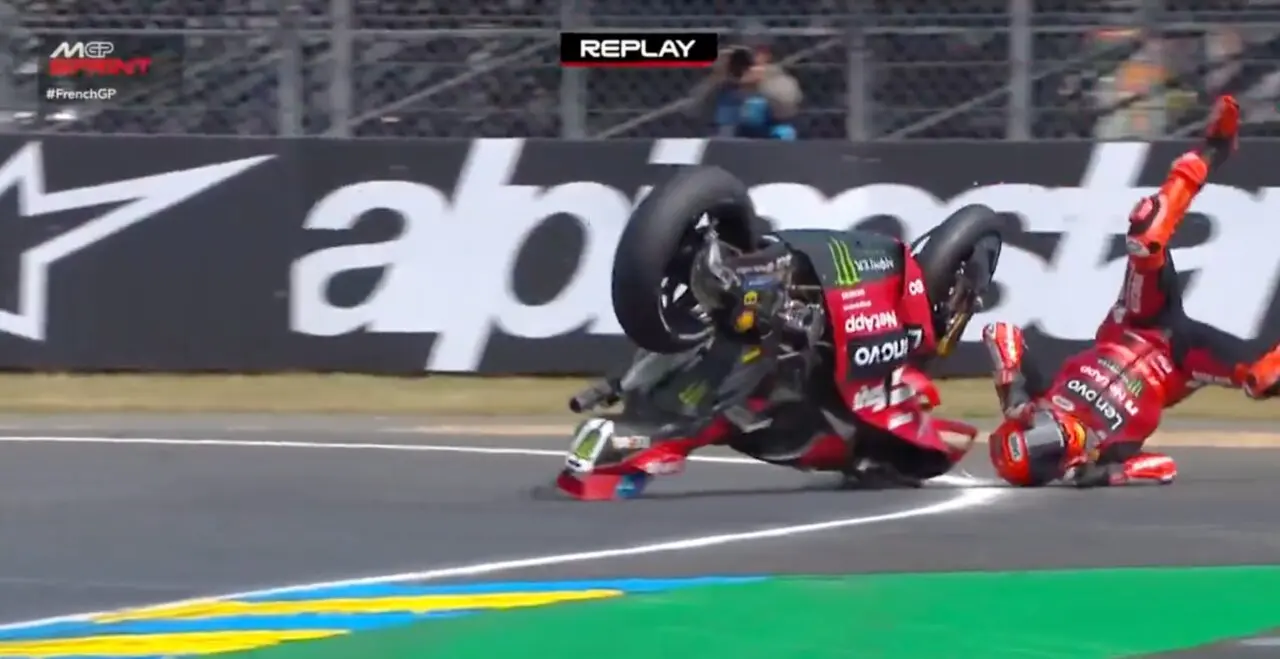 Marc M&aacute;rquez sufre una violent&iacute;sima ca&iacute;da durante la sprint de Le Mans que acab&oacute; provoc&aacute;ndole una fractura en el pie derecho y una nueva operaci&oacute;n en el hombro.