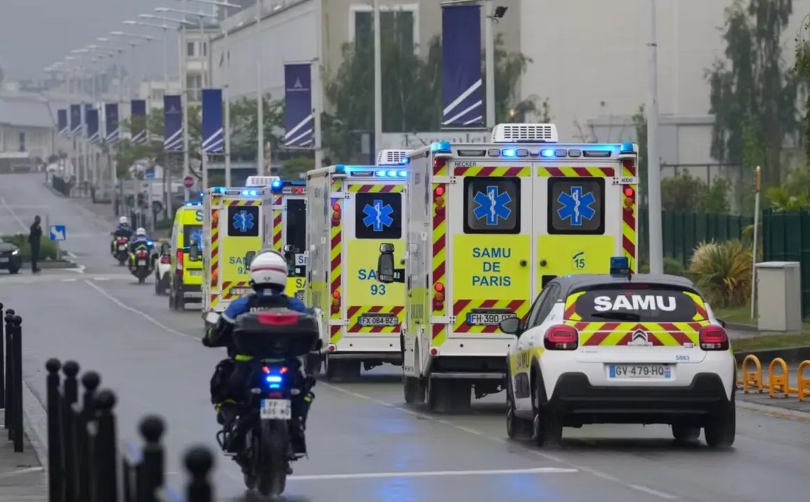 Ambulancias con pacientes evacuados del MV Hondius salen del aeropuerto de Le Bourget (Seine-Saint-Denis), 10 de mayo de 2026. -