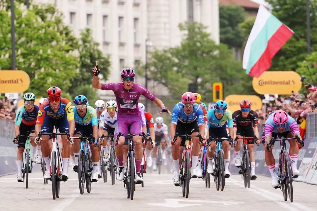 Paul Magnier (Soudal Quick-Step) celebra su victoria al sprint en la tercera etapa del Giro de Italia 2026, disputada entre Plovdiv y Sof&iacute;a (Bulgaria). &copy; Europa Press / Gian Mattia D'Alberto