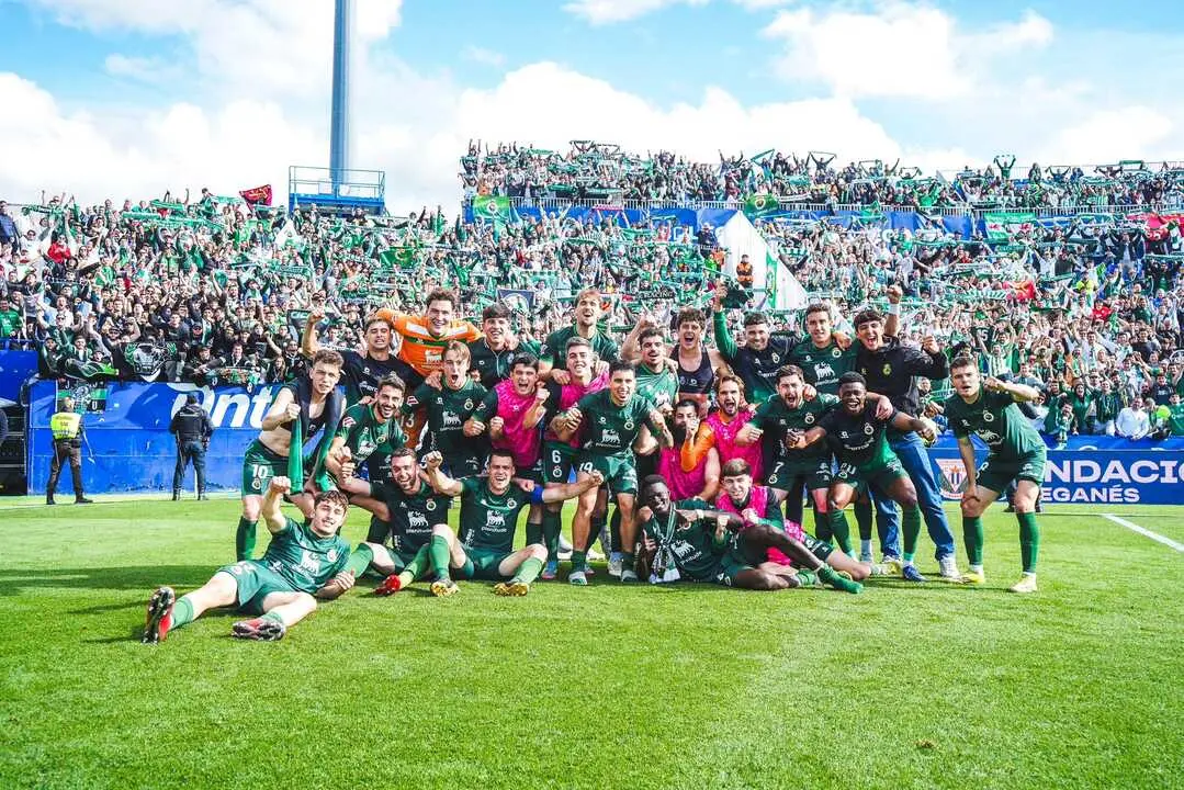 La plantilla del Racing celebra junto a los m&aacute;s de 2.000 aficionados desplazados a Butarque una victoria clave ante el Legan&eacute;s que deja al conjunto verdiblanco a un paso del ascenso a Primera Divisi&oacute;n.