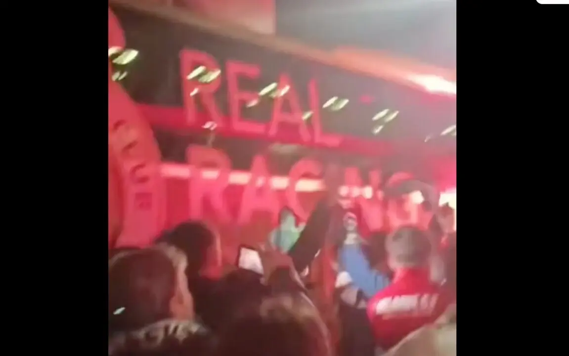 Aficionados del Racing reciben al equipo en La Albericia durante la madrugada tras la victoria ante el Legan&eacute;s, en una noche de celebraci&oacute;n que acerca al conjunto verdiblanco al ascenso a Primera Divisi&oacute;n.