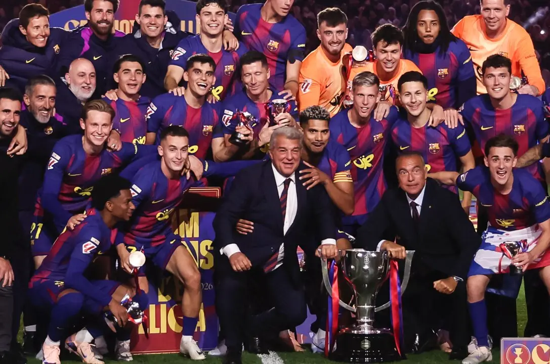 Joan Laporta y Rafa Yuste celebran junto a la plantilla del FC Barcelona la conquista de LaLiga tras el cl&aacute;sico disputado ante el Real Madrid en el Spotify Camp Nou. / AFP7 - Europa Press / 10 de mayo de 2026.
