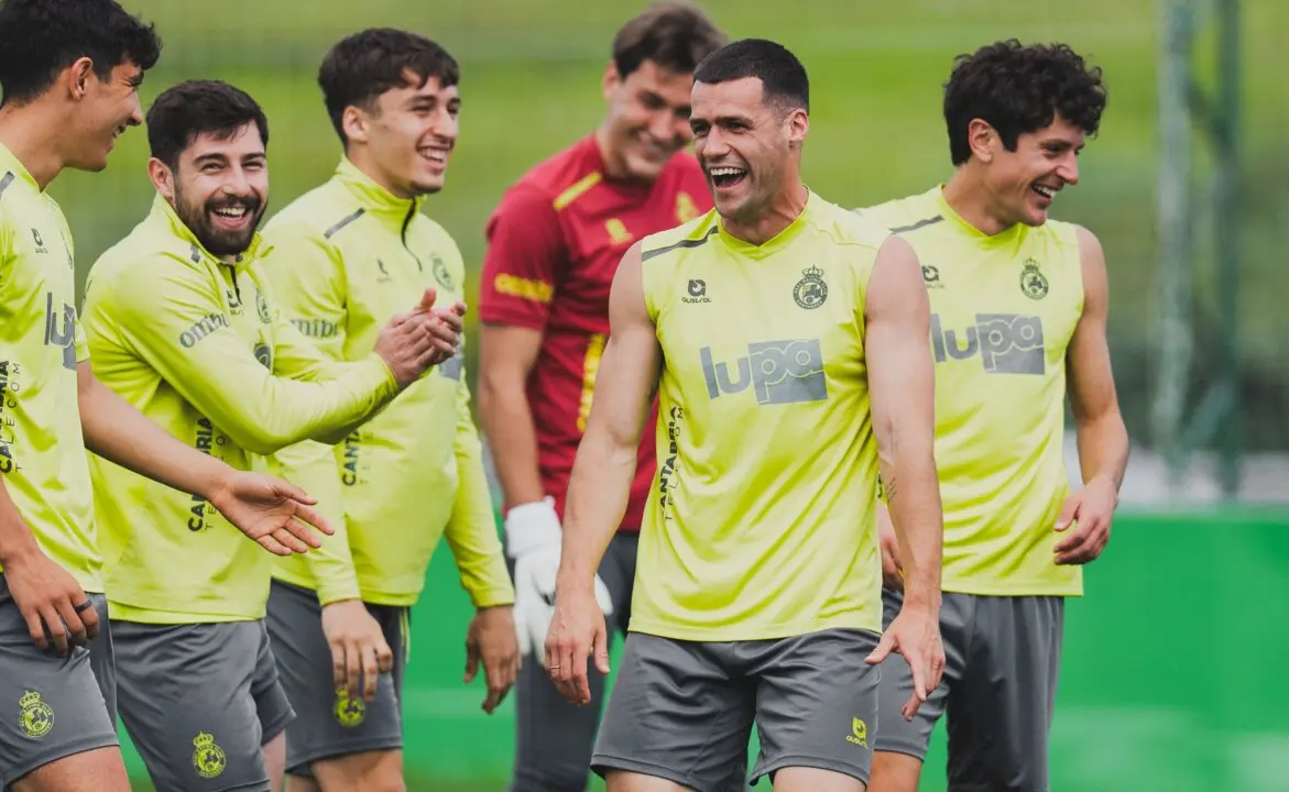 Varios jugadores de Racing en el entrenamiento de ayer. / RRC