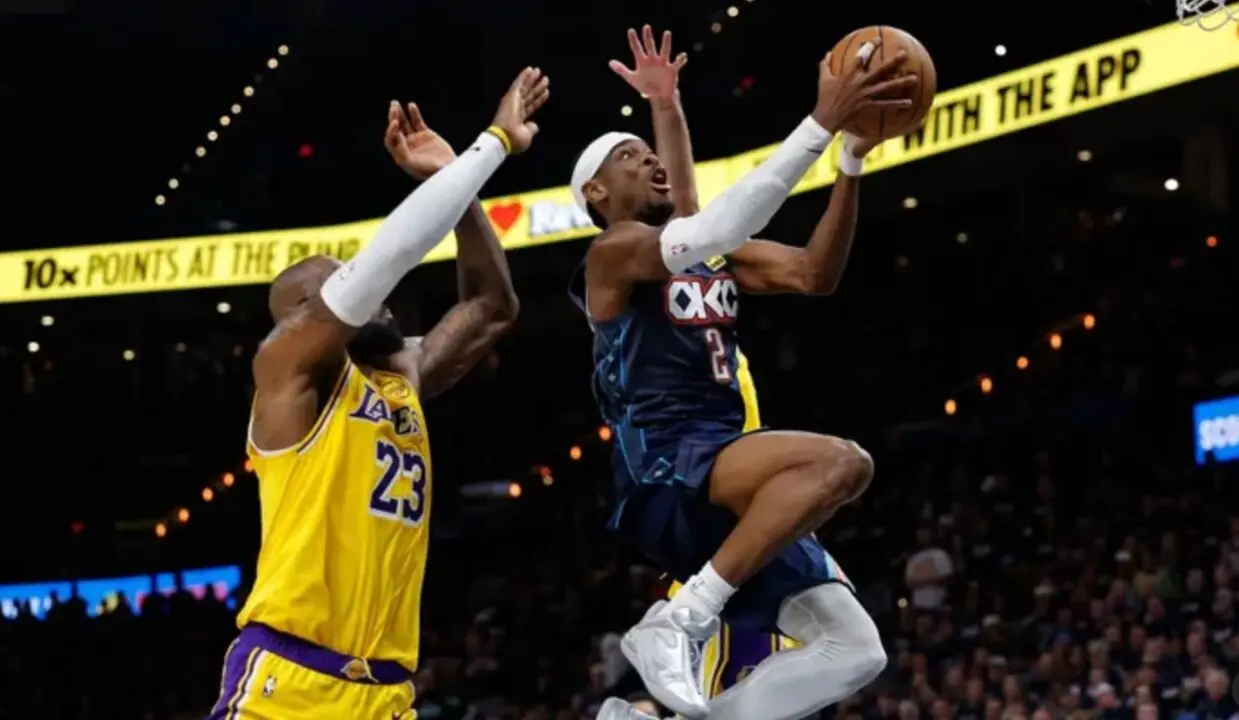 Shai Gilgeous-Alexander, del Oklahoma City Thunder, anota una bandeja contra Los Angeles Lakers en el segundo partido de las semifinales de la Conferencia Oeste de 2026 en el Paycom Center. (Alonzo Adams-Imagn Images)