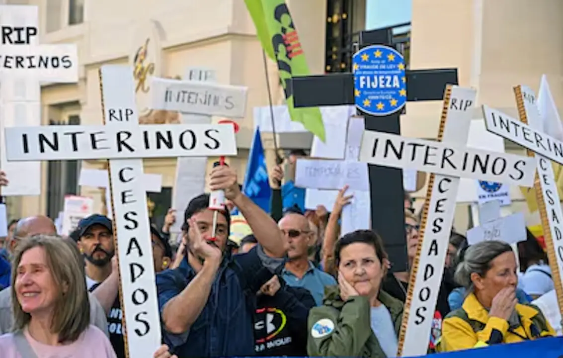 Manifestaci&oacute;n de trabajadores interinos frente a una administraci&oacute;n p&uacute;blica para reclamar la fijeza y denunciar el abuso de temporalidad en el empleo p&uacute;blico. / Archivo.