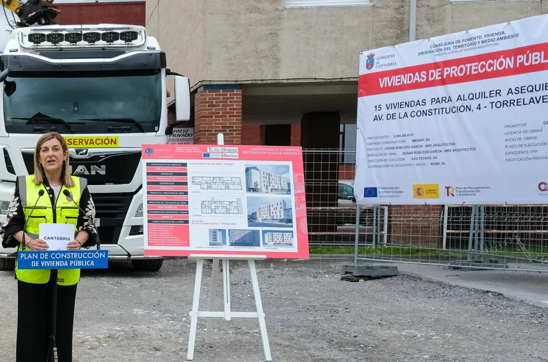 La presidenta de Cantabria, Mar&iacute;a Jos&eacute; S&aacute;enz de Buruaga, durante el inicio de las obras de 15 viviendas de protecci&oacute;n p&uacute;blica en r&eacute;gimen de alquiler asequible en El Zapat&oacute;n, en Torrelavega. / Gobierno de Cantabria.