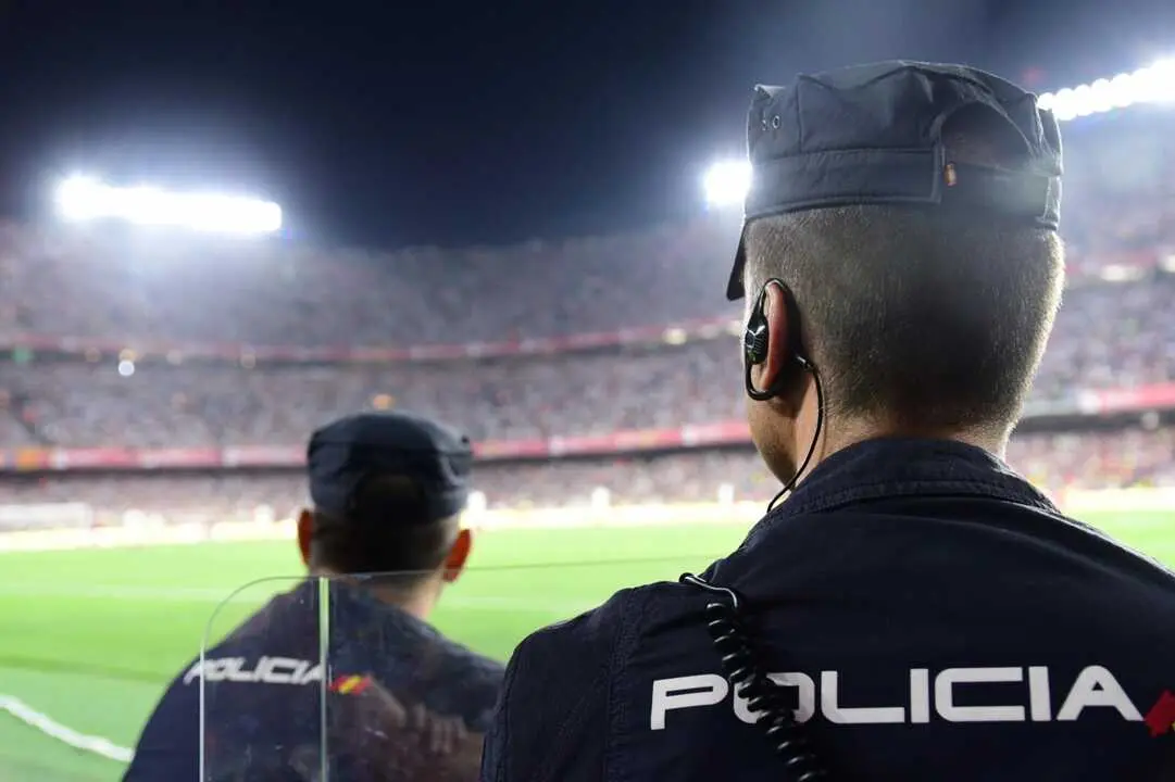 Agentes de la Polic&iacute;a Nacional durante un dispositivo de seguridad en un estadio de f&uacute;tbol, en una imagen de archivo utilizada para ilustrar el operativo especial previsto en Santander ante un posible ascenso del Racing a Primera Divisi&oacute;n. / Polic&iacute;a Nacional.