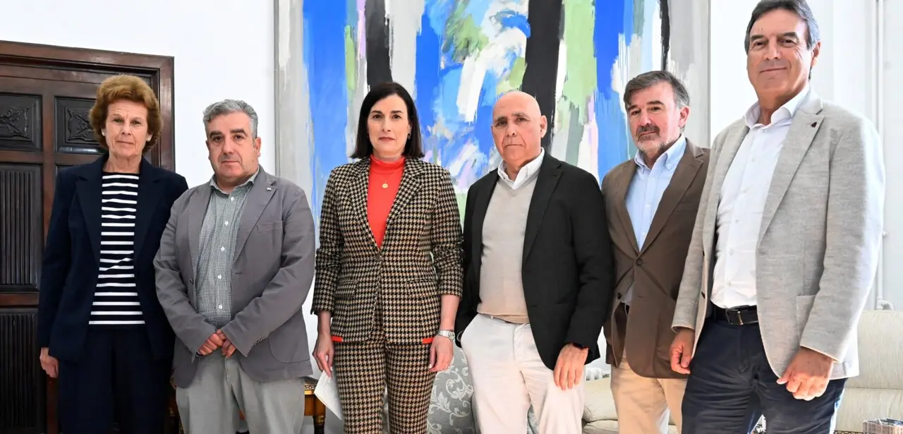 La alcaldesa de Santander, Gema Igual, y el presidente del Racing, Manolo Higuera, junto a miembros de la comisi&oacute;n de seguimiento del convenio entre el Ayuntamiento y el club, durante la reuni&oacute;n en la que se abord&oacute; la renovaci&oacute;n del acuerdo y la posible remodelaci&oacute;n integral de El Sardinero. / Ayuntamiento de Santander.