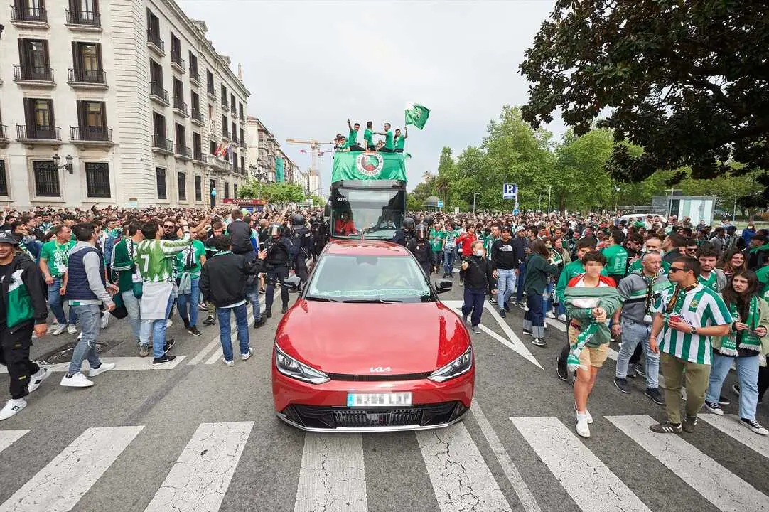 Aficionados del Racing acompa&ntilde;an al autob&uacute;s del equipo durante la celebraci&oacute;n del ascenso a Segunda Divisi&oacute;n por las calles de Santander, en una imagen de archivo que refleja el ambiente multitudinario que podr&iacute;a volver a vivirse este fin de semana si el conjunto verdiblanco logra el regreso a Primera. / Europa Press.