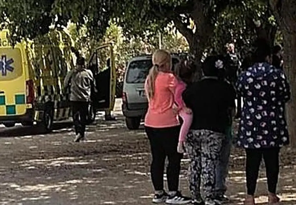 Agentes y sanitarios trabajan en la zona donde fue asesinado a tiros el cantaor flamenco Mat&iacute;as de Paula en Villanueva de la Serena, en una imagen difundida tras el suceso ocurrido este viernes en la localidad pacense. / E.P.