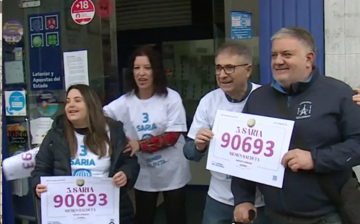 Unai Zuluaga, presidente del Arratiko Zekorrak Rugby Taldea, junto a varios participantes con papeletas del n&uacute;mero 90.693, agraciado con el tercer premio de la Loter&iacute;a de Navidad, antes de conocerse las denuncias por el impago de participaciones premiadas. / Redes sociales.