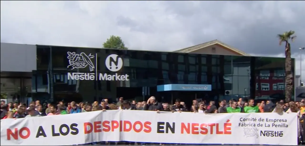Trabajadores de Nestl&eacute; La Penilla, durante la primera jornada de movilizaciones y paros convocados contra el ERE planteado por la empresa, frente a la f&aacute;brica c&aacute;ntabra. / RTVE.