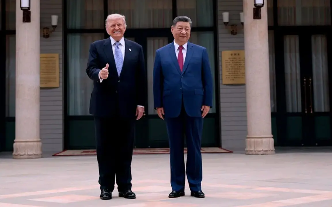 El presidente Donald Trump posa para una fotograf&iacute;a con el presidente chino Xi Jinping durante una visita al jard&iacute;n Zhongnanhai en Pek&iacute;n, el viernes 15 de mayo de 2026.