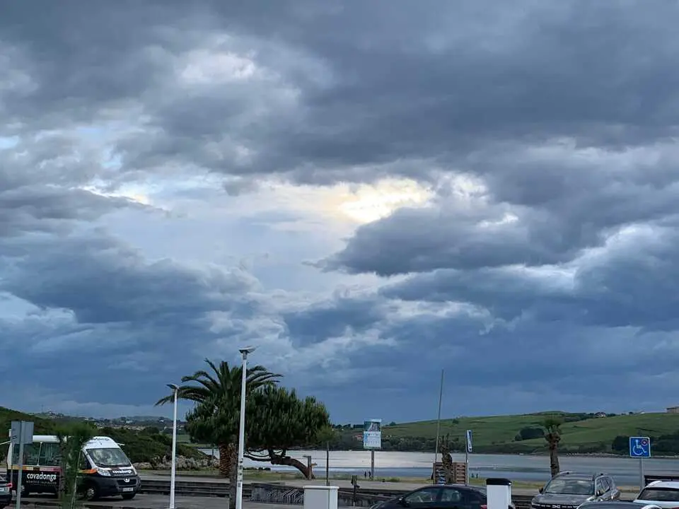 Cielo parcialmente cubierto sobre la playa de Usil, Mogro, Cantabria. / ALERTA