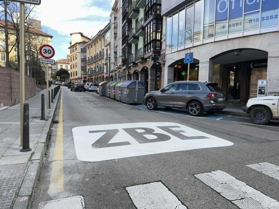 Vista de una de las calles de Torrelavega donde implantada la ZBE, Joaqu&iacute;n Hoyos.