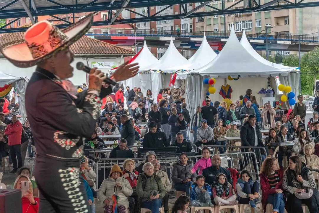 Actuaci&oacute;n musical durante el Festival Intercultural &lsquo;Un mundo de colores&rsquo;, celebrado este fin de semana en el Parque de Cros de Camargo, con participaci&oacute;n de colectivos internacionales, gastronom&iacute;a y folclore de distintos pa&iacute;ses. / Ayuntamiento de Camargo.