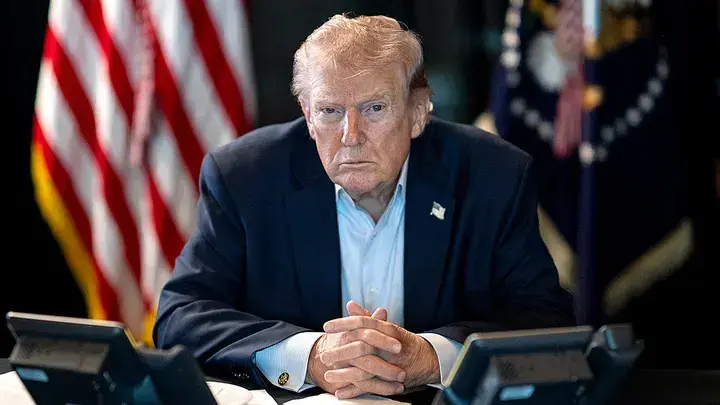 El presidente Donald Trump se sienta a una mesa para supervisar las operaciones militares durante la Operaci&oacute;n Furia &Eacute;pica contra Ir&aacute;n en la Casa Blanca en Washington, D.C., el 2 de marzo. (La Casa Blanca v&iacute;a X Account/Anadolu/Getty Images)