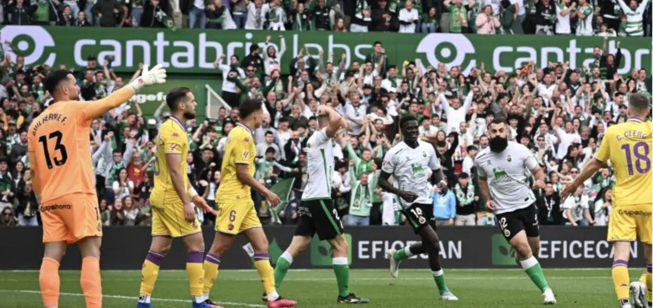Pie de foto: Asier Villalibre celebra el primer gol del Racing ante el Real Valladolid mientras El Sardinero explota de emoci&oacute;n en una tarde que acerca al conjunto c&aacute;ntabro al regreso a Primera Divisi&oacute;n.