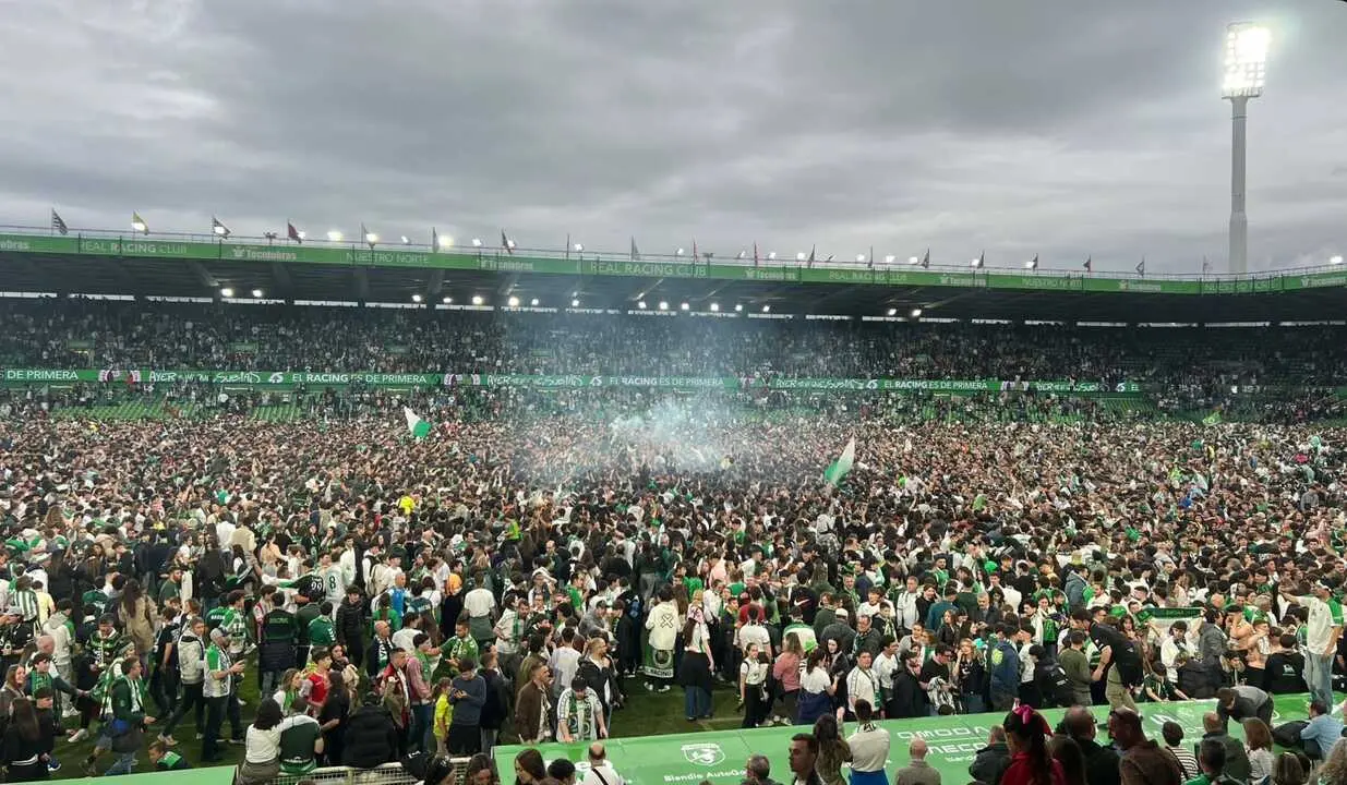 Miles de aficionados invaden el c&eacute;sped de El Sardinero tras el pitido final para celebrar el regreso del Racing a Primera Divisi&oacute;n en una de las noches m&aacute;s hist&oacute;ricas que se recuerdan en Santander.