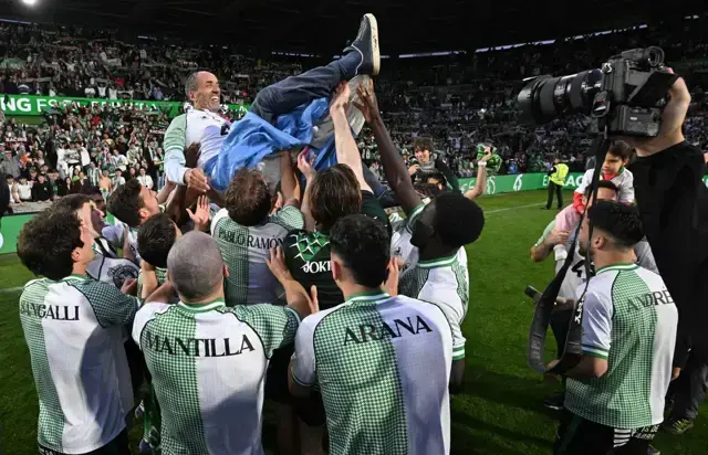 La plantilla del Racing mantea a Sebasti&aacute;n Ceria, presidente de la Fundaci&oacute;n Racing, sobre el c&eacute;sped de El Sardinero tras consumarse el hist&oacute;rico ascenso a Primera Divisi&oacute;n.