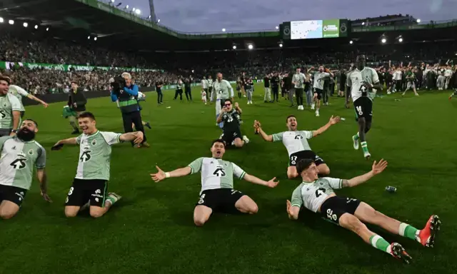 Los jugadores del Racing celebran sobre el c&eacute;sped de El Sardinero el hist&oacute;rico ascenso a Primera Divisi&oacute;n ante una afici&oacute;n completamente entregada tras catorce a&ntilde;os de espera.
