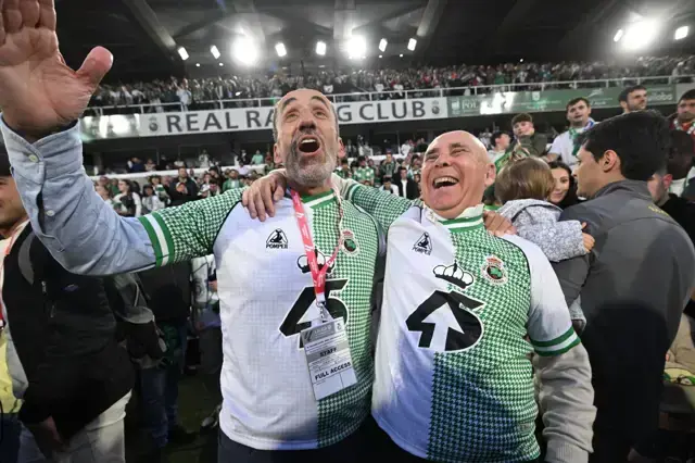 Manolo Higuera y Sebasti&aacute;n Ceria celebran sobre el c&eacute;sped de El Sardinero el regreso del Racing a Primera Divisi&oacute;n tras culminar una de las reconstrucciones m&aacute;s emocionantes del f&uacute;tbol espa&ntilde;ol.