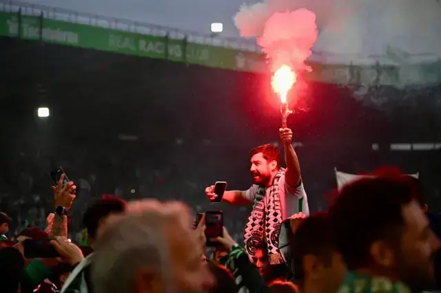 Las bengalas y los c&aacute;nticos acompa&ntilde;aron una noche m&aacute;gica en los Campos de Sport tras el ascenso matem&aacute;tico.
