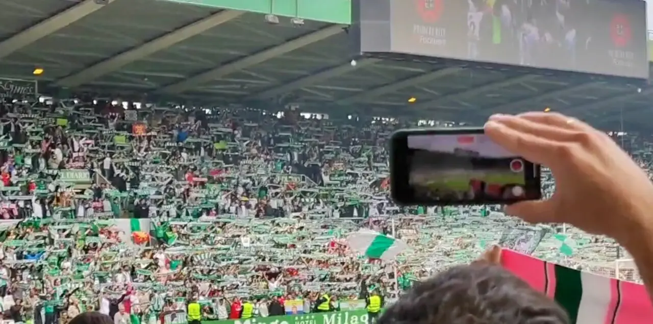 El Sardinero, cubierto por miles de bufandas al cielo durante &ldquo;La Fuente de Cacho&rdquo;, en una imagen que simboliza la uni&oacute;n entre el Racing y una afici&oacute;n que jam&aacute;s dej&oacute; de creer.