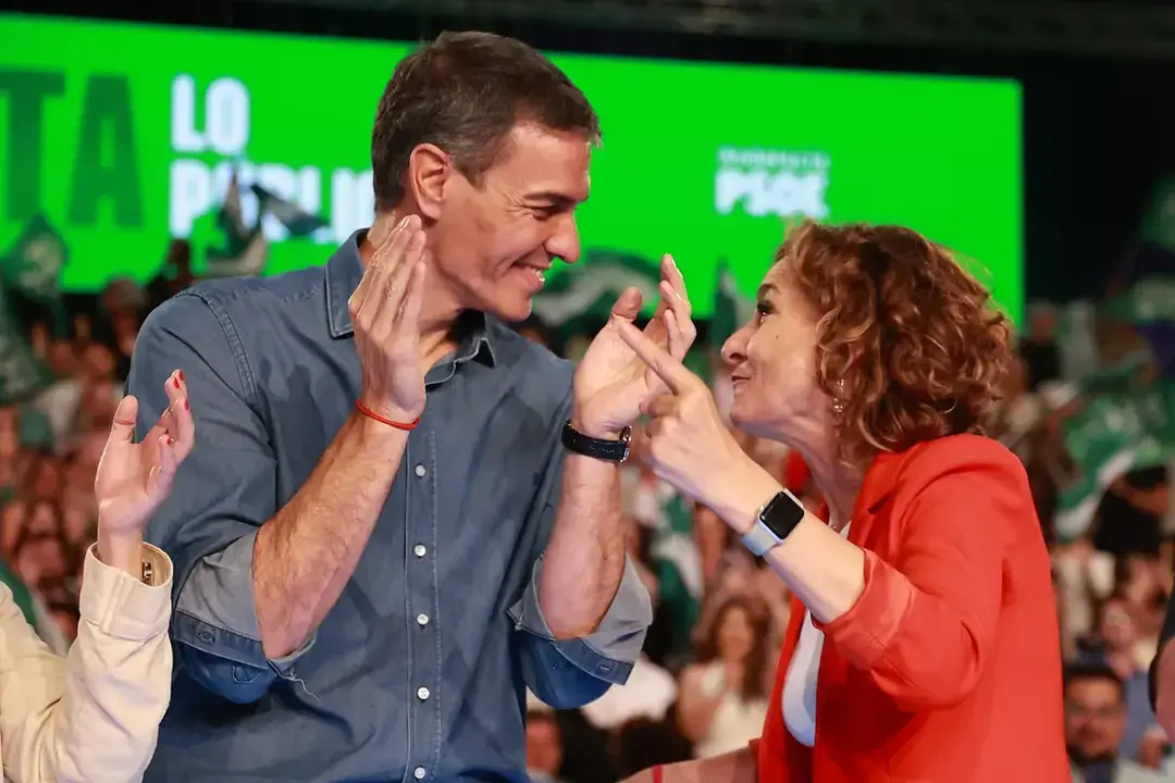 Pedro S&aacute;nchez conversa con Mar&iacute;a Jes&uacute;s Montero durante un acto de campa&ntilde;a del PSOE andaluz, en la recta final de las elecciones del 17-M. La candidata socialista afronta unos comicios marcados por el desgaste del Gobierno y el avance del PP de Juanma Moreno.