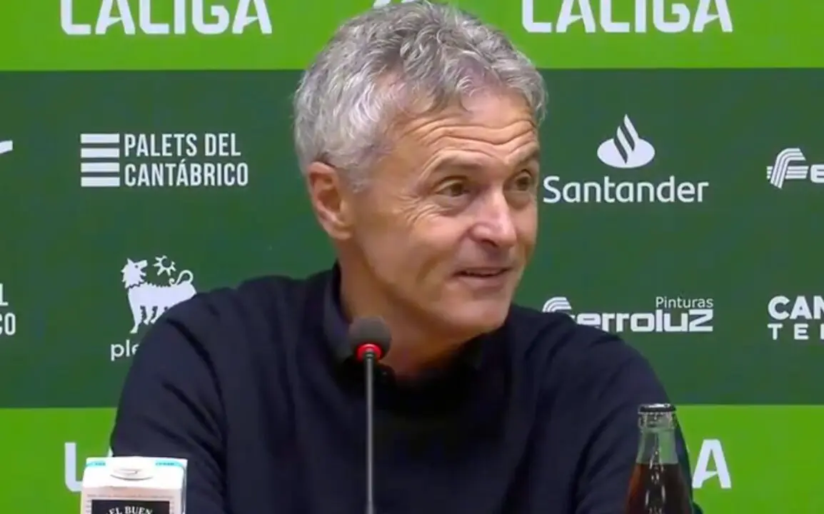Fran Escrib&aacute; reacciona con sorpresa en rueda de prensa al enterarse de que el Racing acababa de sellar matem&aacute;ticamente su ascenso a Primera Divisi&oacute;n.