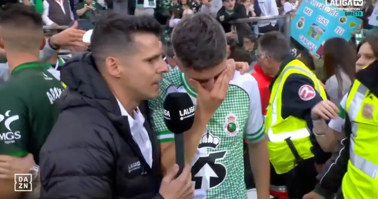 &Iacute;&ntilde;igo Sainz-Maza rompe a llorar sobre el c&eacute;sped de El Sardinero tras el ascenso del Racing a Primera Divisi&oacute;n en una de las im&aacute;genes m&aacute;s emocionantes de la noche hist&oacute;rica del racinguismo.