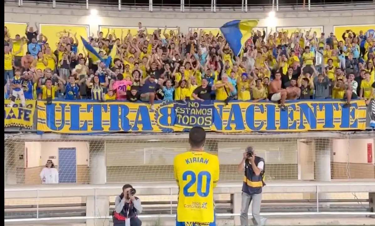 Kirian Rodr&iacute;guez agradece el cari&ntilde;o de la afici&oacute;n de la UD Las Palmas tras la victoria en Almer&iacute;a, mientras los seguidores amarillos corean el nombre de un capit&aacute;n que volvi&oacute; a emocionar al f&uacute;tbol espa&ntilde;ol.