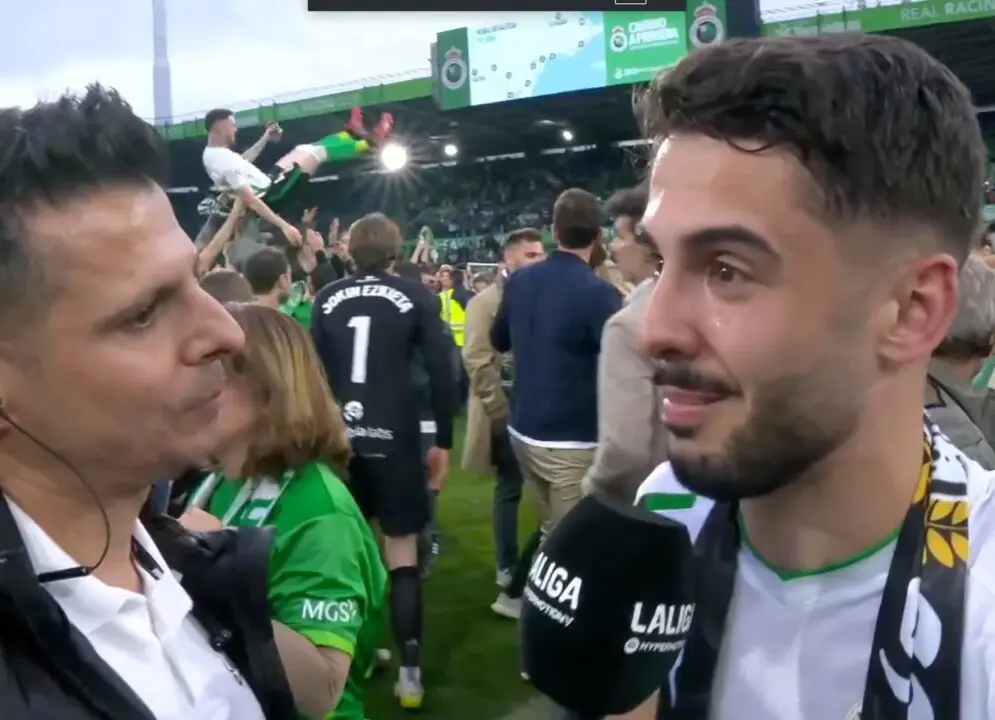 Andr&eacute;s Mart&iacute;n, todav&iacute;a emocionado y con l&aacute;grimas en los ojos, atiende a las c&aacute;maras sobre el c&eacute;sped de El Sardinero tras culminar el ascenso del Racing a Primera Divisi&oacute;n con una temporada hist&oacute;rica de 22 goles.