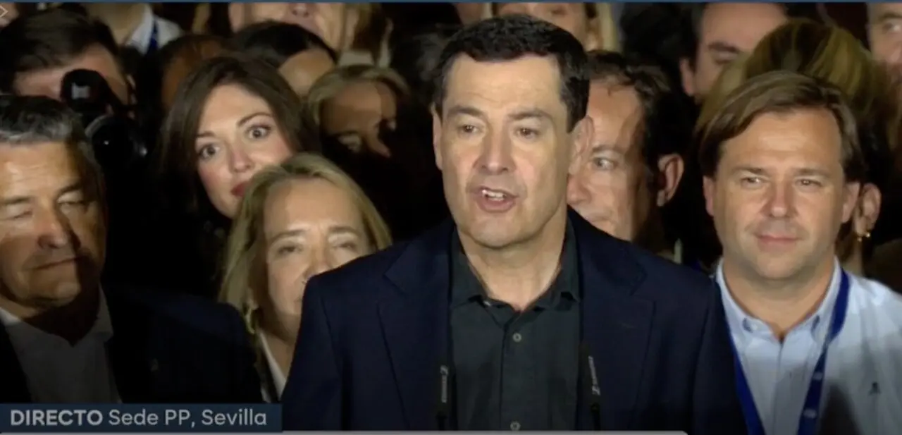 <figcaption>
Juanma Moreno comparece en la sede del Partido Popular andaluz, en Sevilla, tras confirmarse la victoria del PP en las elecciones auton&oacute;micas del 17-M. El presidente andaluz consolid&oacute; el dominio popular en Andaluc&iacute;a mientras el PSOE firmaba el peor resultado de su historia en la comunidad. / ATRESMEDIA