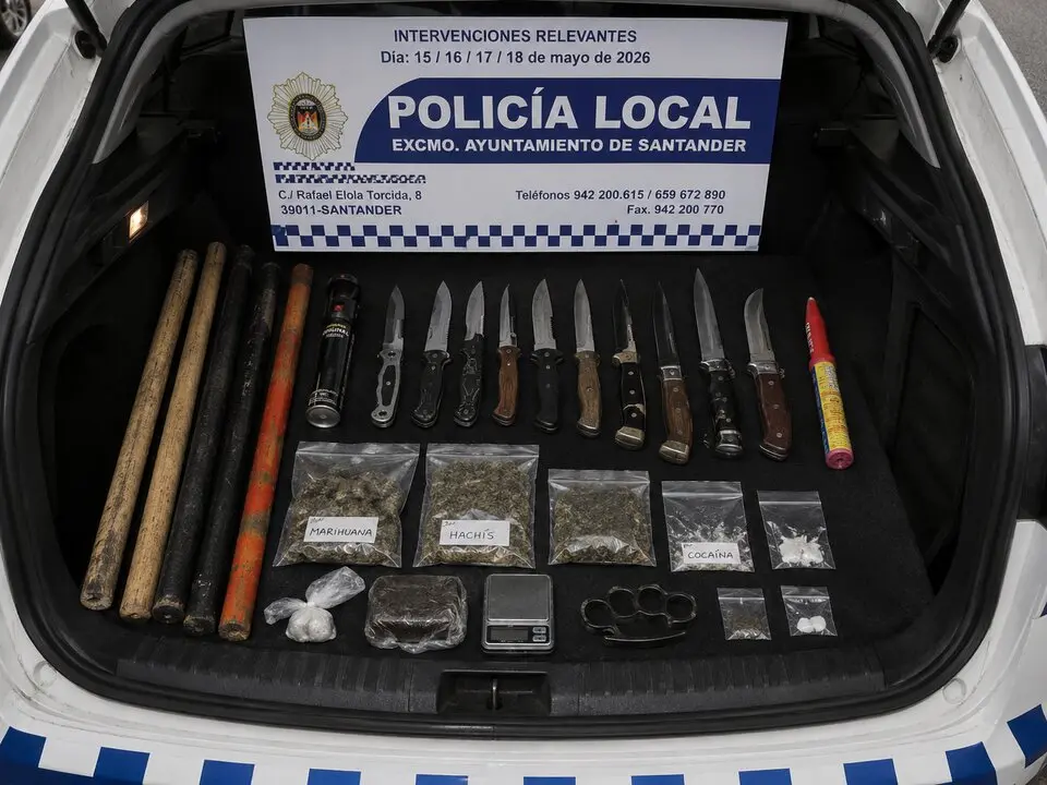 Agentes de la Polic&iacute;a Local de Santander muestran en el maletero policial parte del material intervenido durante los dispositivos de seguridad y controles preventivos realizados el pasado fin de semana en la ciudad, en una recreaci&oacute;n generada con inteligencia artificial.