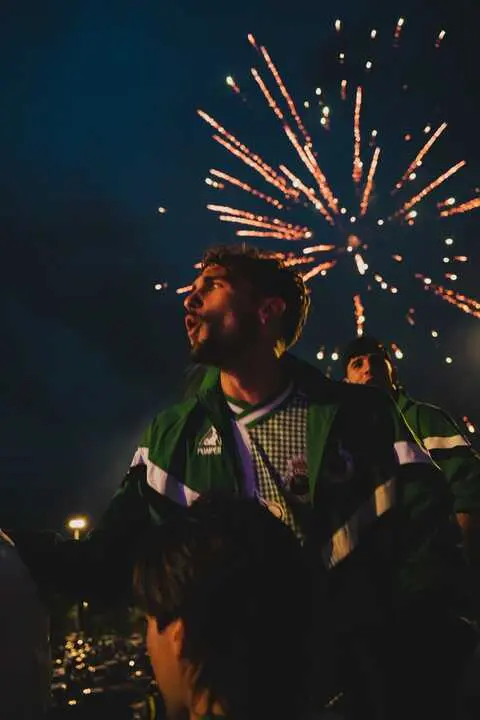 Fuegos artificiales, c&aacute;nticos y emoci&oacute;n desbordada acompa&ntilde;aron la celebraci&oacute;n de un ascenso hist&oacute;rico catorce a&ntilde;os despu&eacute;s.
