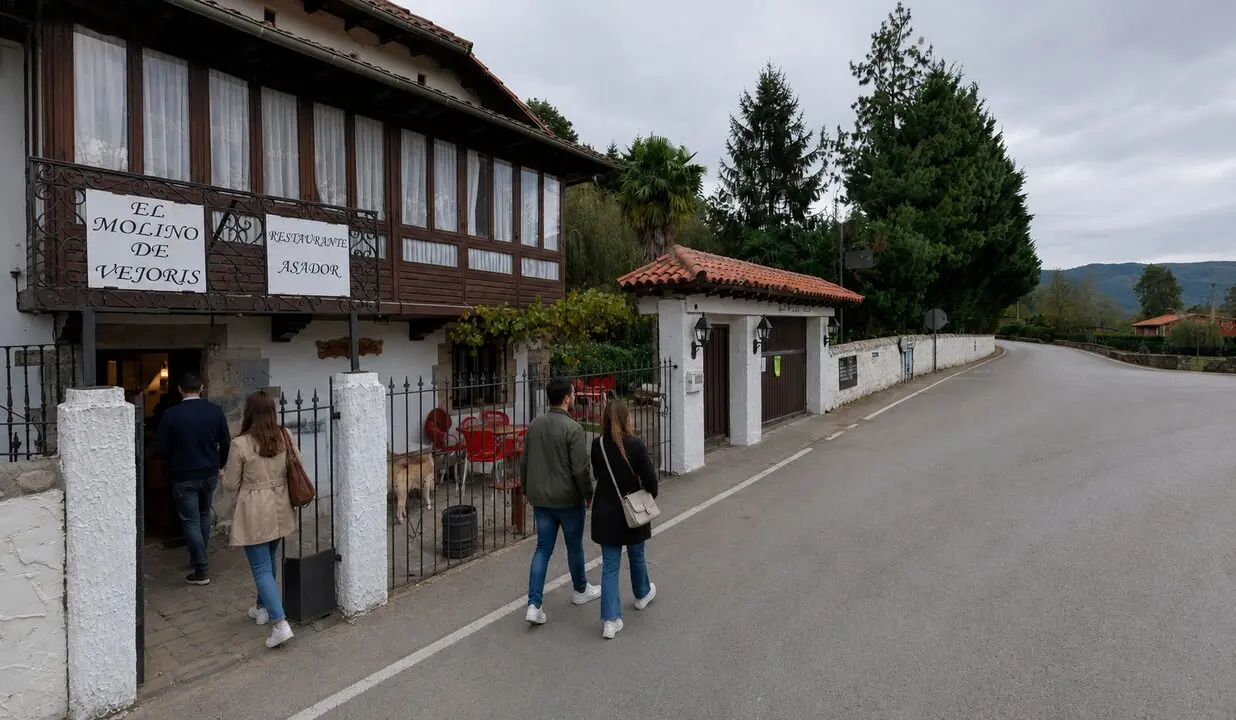 Si hay algo que nos pierde en Cantabria es una buena comida de pueblo. Esta vez pusimos rumbo a Ontaneda para descubrir El Molino de Mejor&iacute;s, un restaurante con much&iacute;simo encanto que ya os adelantamos que merece la pena visitar.

Nada m&aacute;s entrar, el lugar sorprende por su decoraci&oacute;n y su ambiente acogedor, manteniendo ese aire tradicional c&aacute;ntabro que invita a quedarse. De esos sitios en los que sabes que vas a comer bien incluso antes de sentarte a la mesa.

Para comenzar, pudimos probar bebidas tradicionales como moscatel y vino de pasas, de los aut&eacute;nticos, de toda la vida. Un detalle que nos encant&oacute; y que aporta todav&iacute;a m&aacute;s personalidad a la experiencia.

En la mesa arrancamos con un contundente cocido monta&ntilde;&eacute;s que lleg&oacute; humeando y con una pinta espectacular. Un plato sabroso, casero y perfectamente elaborado, de esos que saben a tradici&oacute;n.

Como segundos, Andr&eacute;ita opt&oacute; por unas alb&oacute;ndigas caseras, mientras que yo me decid&iacute; por un enorme escalope que, para ser de men&uacute;, sorprend&iacute;a tanto por tama&ntilde;o como por calidad. Especial menci&oacute;n merece la salsa de queso que lo acompa&ntilde;aba, cremosa y con much&iacute;simo sabor.

Para terminar, llegaron los postres. Yo escog&iacute; una tarta casera que estaba realmente buena y Andr&eacute;ita se pidi&oacute; una tarta de queso que puso el broche perfecto a la comida.

En total, disfrutamos de una comida muy completa por unos 25 euros por persona, una relaci&oacute;n calidad-precio dif&iacute;cil de encontrar hoy en d&iacute;a.

Adem&aacute;s, el entorno acompa&ntilde;a perfectamente la experiencia. El restaurante cuenta con una zona exterior muy agradable, rodeada de naturaleza y con un ambiente tranquilo ideal para pasear despu&eacute;s de comer.

Un rinc&oacute;n muy recomendable para quienes buscan disfrutar de la gastronom&iacute;a tradicional c&aacute;ntabra en un entorno con encanto.