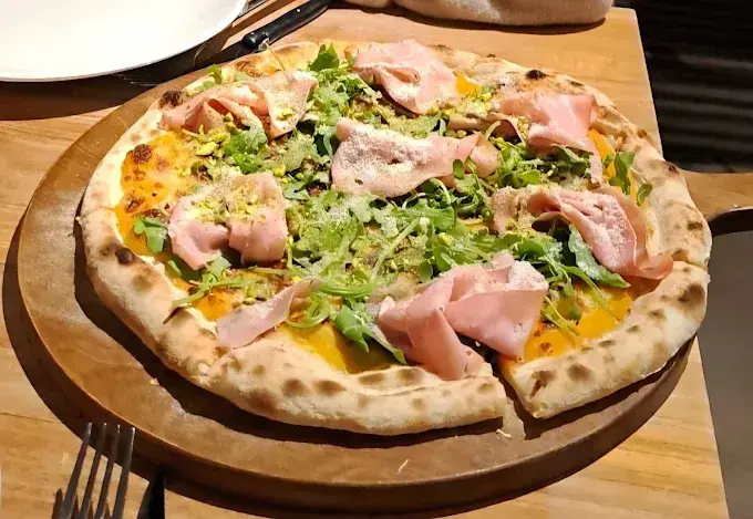 Una de las pizzas artesanales de Primera Vaca, elaborada al fuego con masa fermentada durante 48 horas y productos seleccionados. / A.E