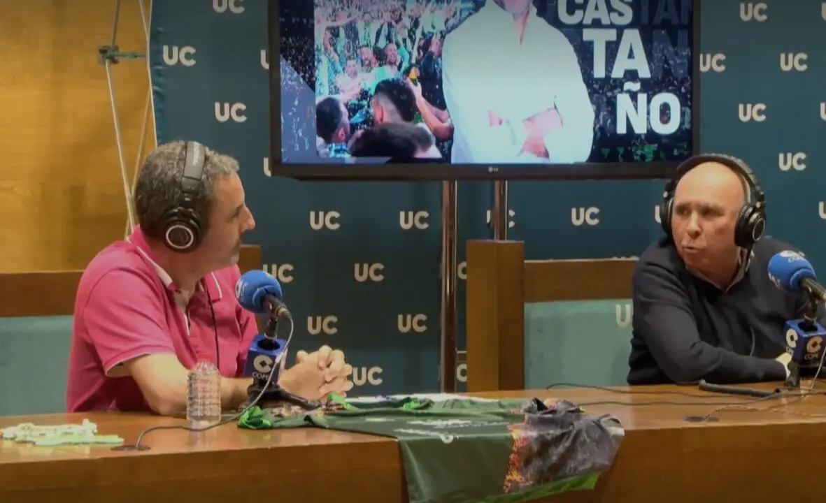 Manolo Higuera y Juanma Casta&ntilde;o, durante la entrevista en COPE en la que el presidente racinguista dej&oacute; escapar el lapsus sobre el posible regreso de Sergio Canales al Racing de Santander.