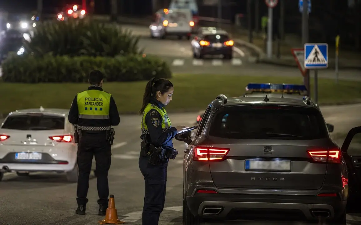 Un control de alcoholemia efectuado por la Polic&iacute;a Local de Santander. IA