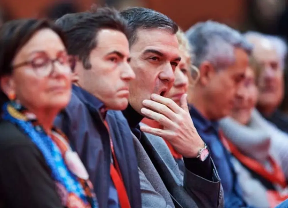 El secretario general del PSOE de Cantabria, Pedro Casares (2i), y el secretario general del PSOE y presidente del Gobierno, Pedro S&aacute;nchez. / C&Eacute;SAR ORTIZ - EP /