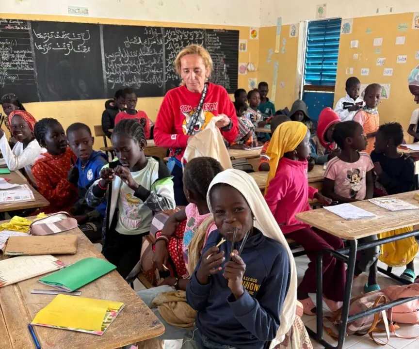 Miriam L&oacute;pez, durante el reparto de material escolar en un aula de Senegal junto a varios ni&ntilde;os becados por la asociaci&oacute;n Amigos de Louga.