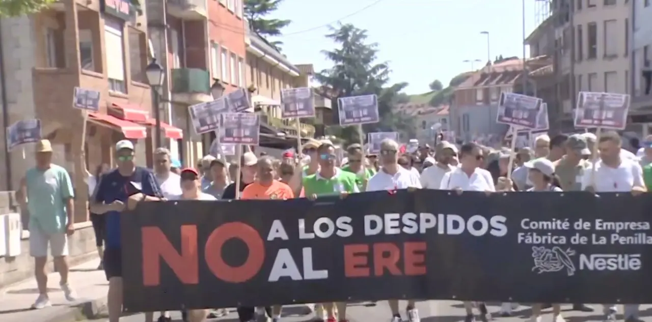 Trabajadores y vecinos se manifiestan en La Penilla contra el ERE planteado por Nestl&eacute; y los despidos en la f&aacute;brica c&aacute;ntabra.
