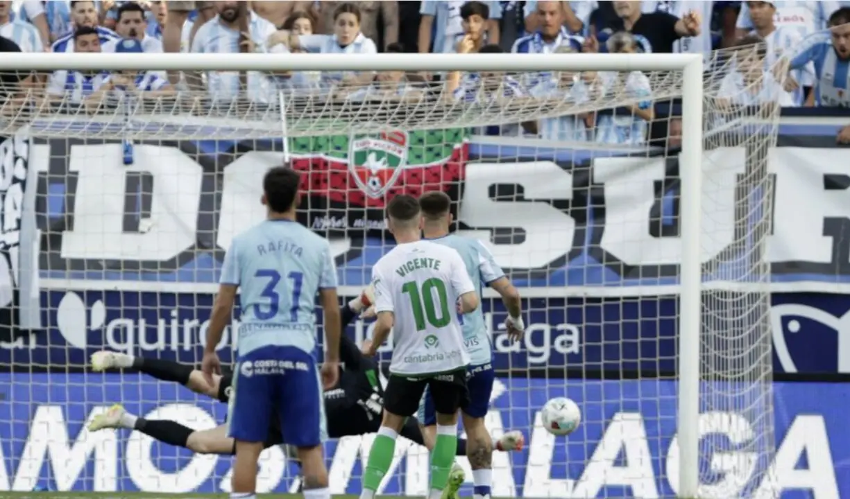 &Iacute;&ntilde;igo Vicente observa c&oacute;mo el bal&oacute;n termina en la red en La Rosaleda durante el empate entre M&aacute;laga y Racing. El &lsquo;10&rsquo; verdiblanco volvi&oacute; a liderar el ataque c&aacute;ntabro en otra tarde de f&uacute;tbol y resistencia.