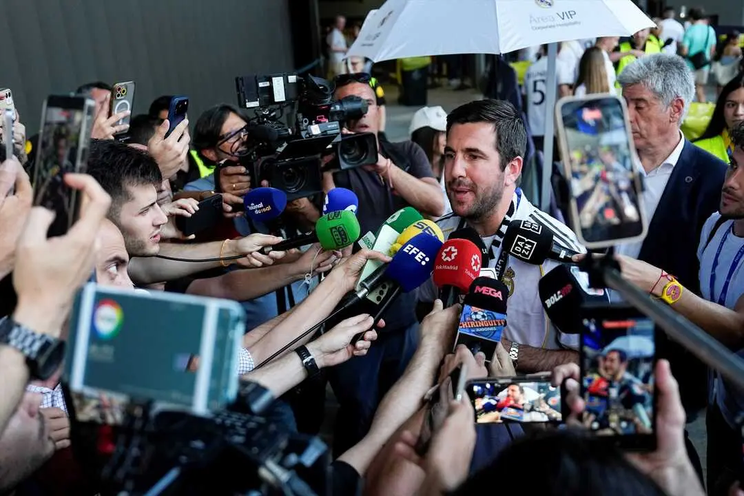 Enrique Riquelme atiende a los medios de comunicaci&oacute;n a las afueras del estadio antes del partido de f&uacute;tbol de la Liga espa&ntilde;ola, LaLiga EA Sports, disputado entre el Real Madrid y el Athletic Club en el estadio Santiago Bernab&eacute;u el 23 de mayo de 2026, en Madrid, Espa&ntilde;a.
Fecha: 23/05/2026.

Firma: AFP7 / Europa Press